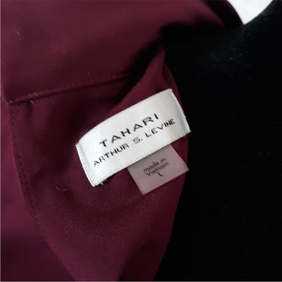 Tahari Beautiful Burgundy Satin Sleeveless Blouse 👚 with Attached Scarf - Picture 6 of 8